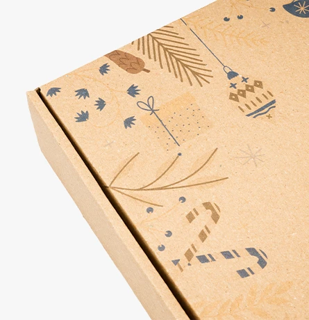 brązowy karton wysyłkowy z własnym nadrukiem wyjątkowy design wyróżnienie marki na rynku 