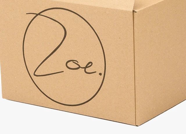 logo na pudełku wysyłkowym zatrzymanie uwagi klienta na marce